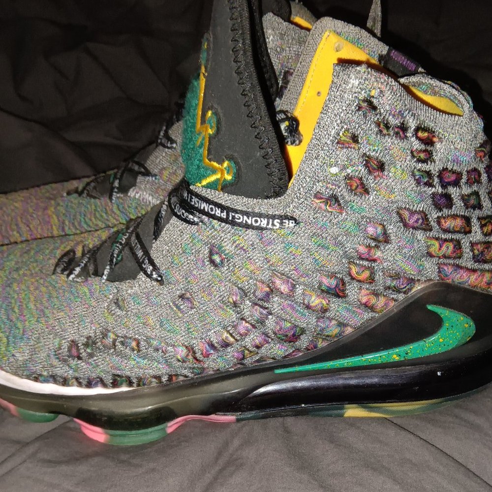 LeBron James - Picture 2 of 4
